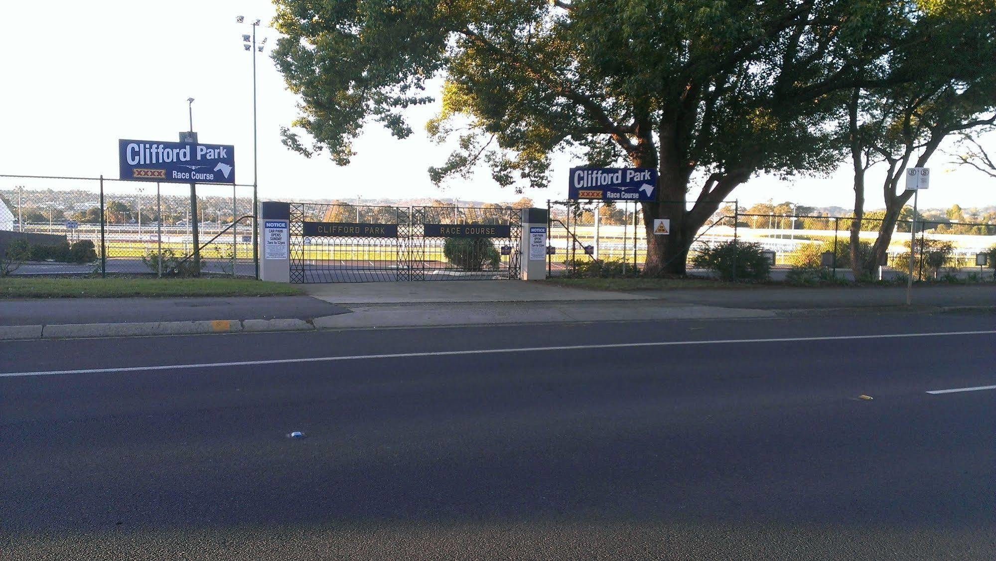 Clifford Park Motor Inn Toowoomba Exterior photo